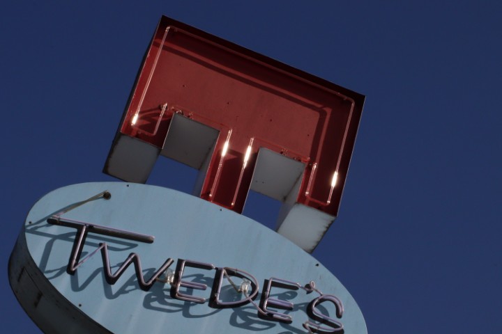Red neon 'T' sign
